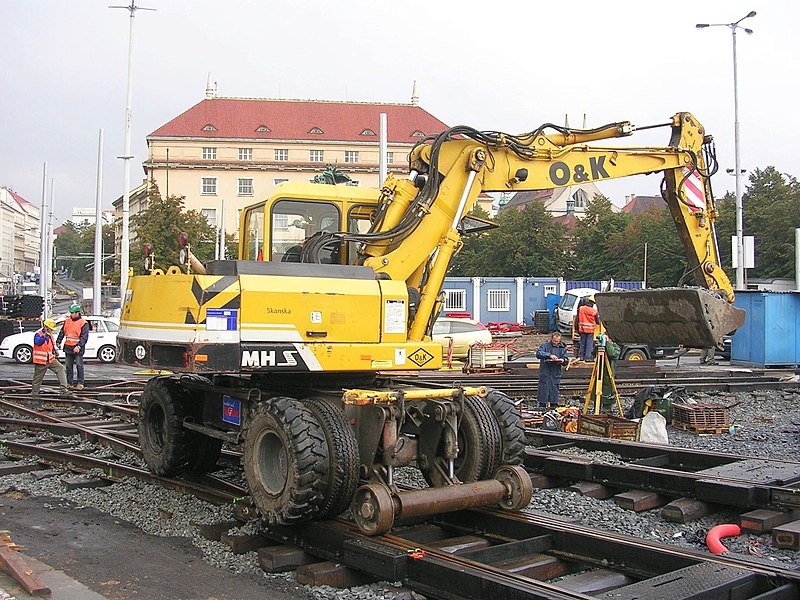 Файл:Kolejový bagr, Palackého náměstí.jpg