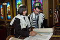 Joven de trece años de edad leyendo la Torá durante su Bar-Mitzvá en una sinagoga estadounidense, 2008.