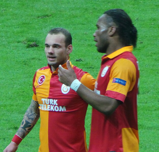 Archivo:Sneijder & Drogba.JPG