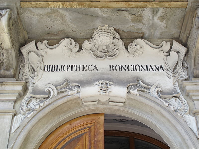 File:Prato, entrata biblioteca roncioniana.JPG