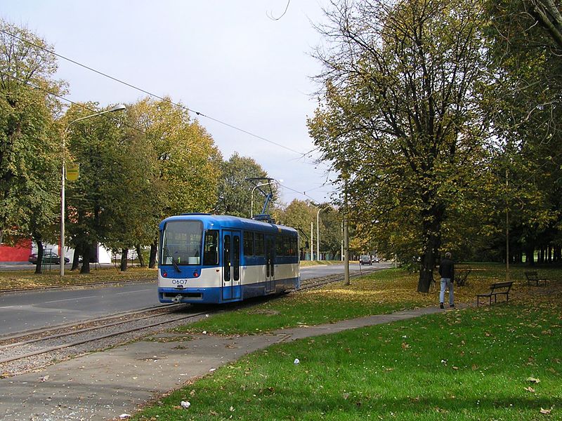 Файл:Renewed Osijek Tram.JPG