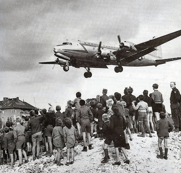 Файл:C-54landingattemplehof.jpg