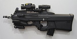 FN F2000 S с опциональными прицельными приспособлениями и дополнительной рукояткой