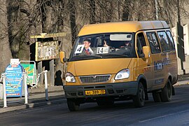 Una GAZelle GAZ-3221 de color amarillo en el servicio marshrutka en Petrozavodsk.