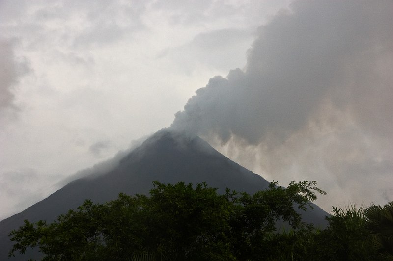 Archivo:Arenal volcano cr.jpg