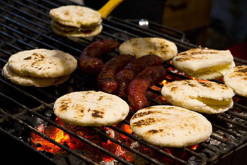 File:Arepas con chorizo.jpg