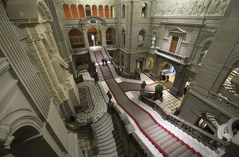 Archivo:Bundeshaus Kuppelhalle Uebersicht.jpg