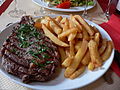 Costilla de buey con patatas.