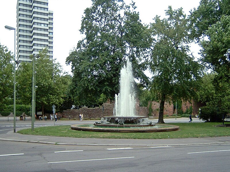 File:Fackelbrunnen Kaiserslautern.jpg