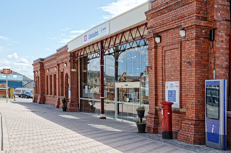 File:Llandudno-Station-Wyrdlight-814226.jpg