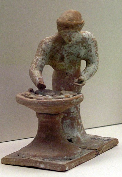 File:NAMA Figurine pétrissante 1.jpg