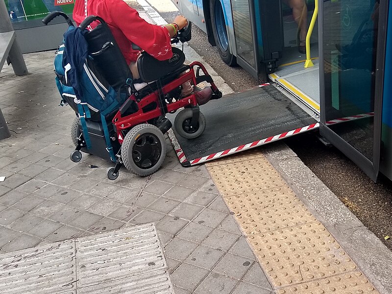 Archivo:Rampa bus EMT Madrid.jpg