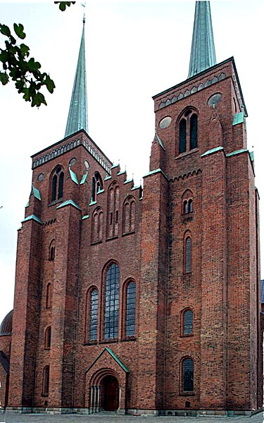 Archivo:Roskilde domkirke west fassade.jpg