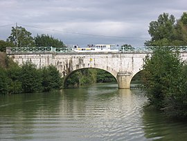 The canal aqueduct over the Baïse river