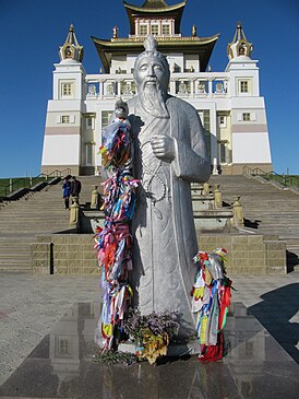 Статуя Белого Старца. Располагается перед входом в элистинский хурул «Золотая обитель Будды Шакьямуни»