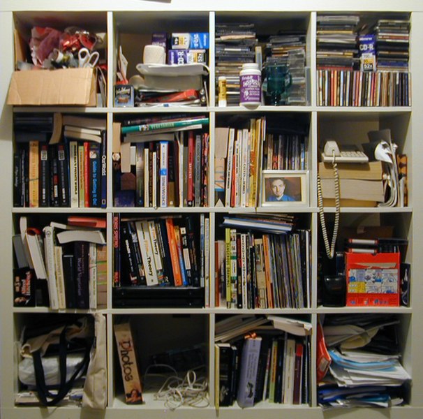 Archivo:Disorganised bookshelf.jpg