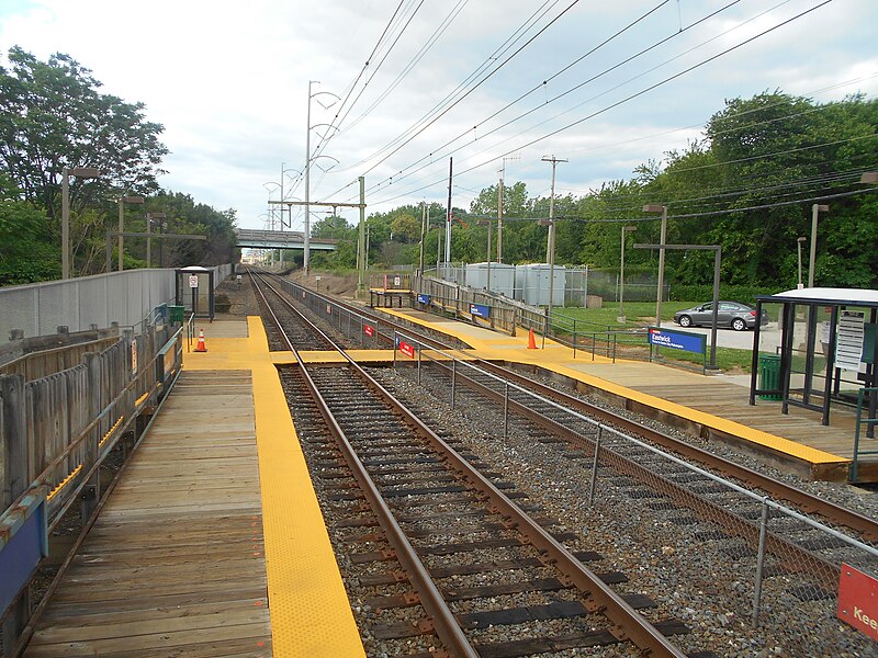 File:Eastwick Station June 2014.jpg