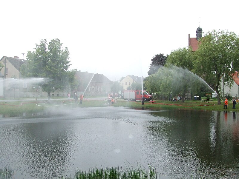 Файл:Teich.und.kirche.schönermark.JPG