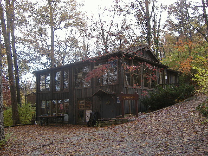 File:Tophouse Cabin.JPG