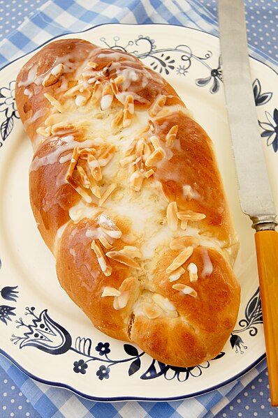 File:Cardamom bread.jpg