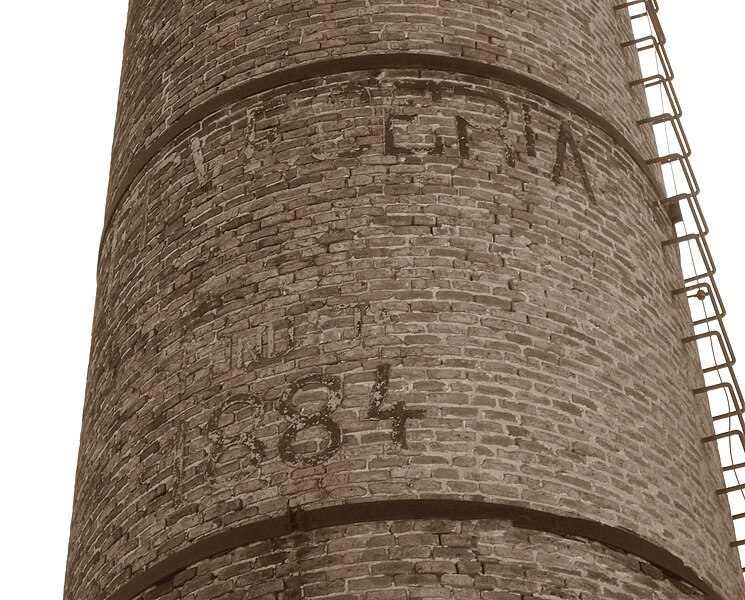 Archivo:Chimenea 1 - sepia.JPG