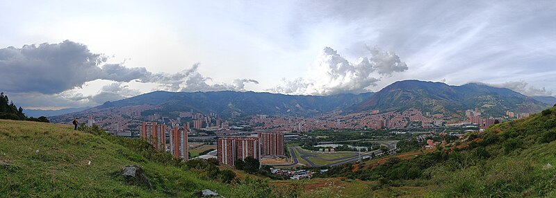 Archivo:Panorámica de Bello.jpg