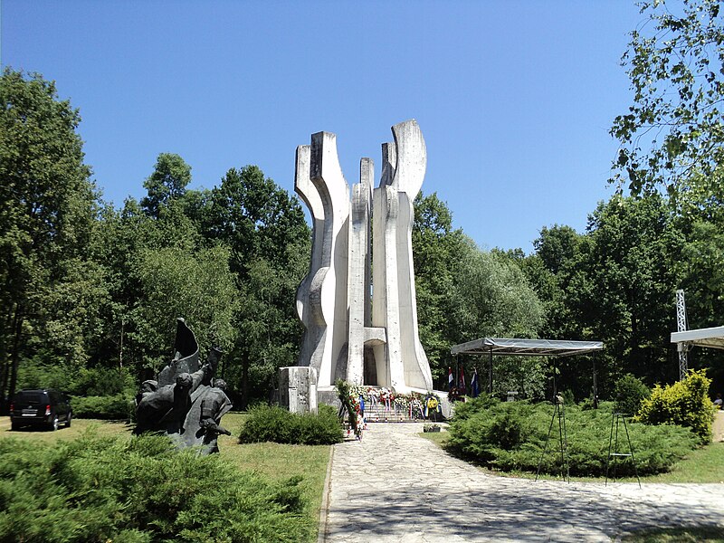 File:Spomen park Brezovica.JPG