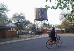 La vetusta aunque pintoresca torre ferroviaria de agua que se divisa al fondo de la imagen era usada por el antiguo ferrocarril a vapor para recargar el ténder.