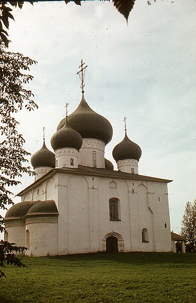 Archivo:Белозёрск.Успенский собор (1668-1670).jpg