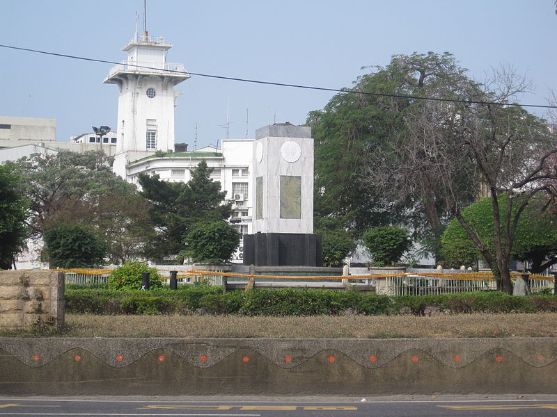 File:孫文銅像被拉倒後的民生綠園.JPG