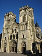 La iglesia de la abadía de la Trinité de Caen muestra el desarrollo de las torres gemelas y la fachada de triple portal