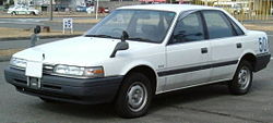 Un automóvil Mazda 323 modelo 1987