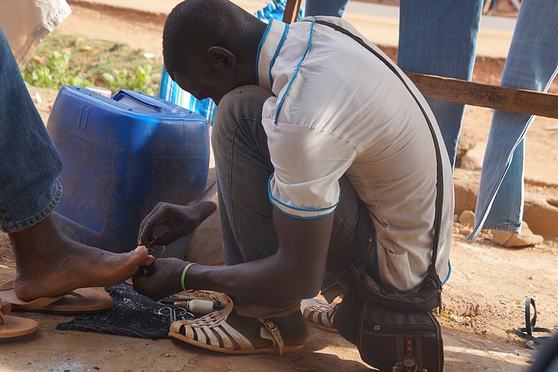 File:Pédicure ambulante à Bamako.jpg