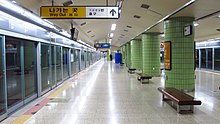 Seoul-metro-637-Changsin-station-platform-20181125-154400.jpg