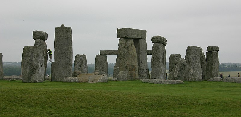 File:Stonehenge-212-2004-gje.jpg