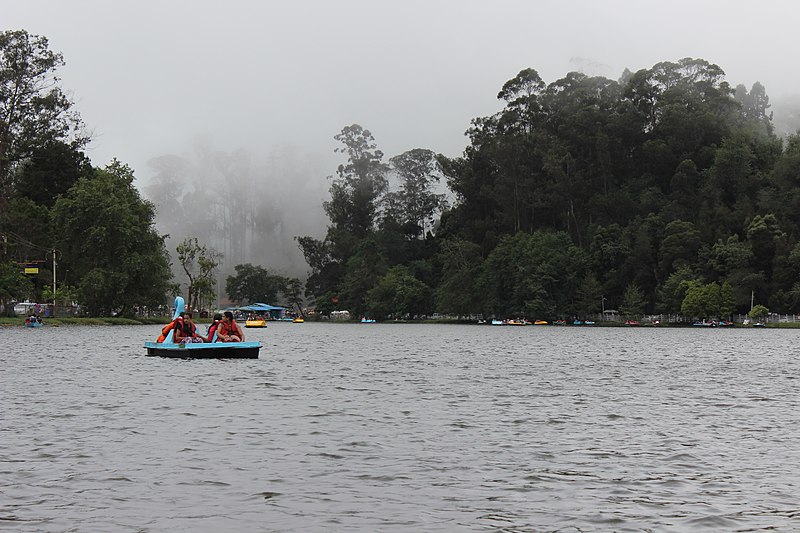 File:Boating in Kodaikanal Lake.jpg