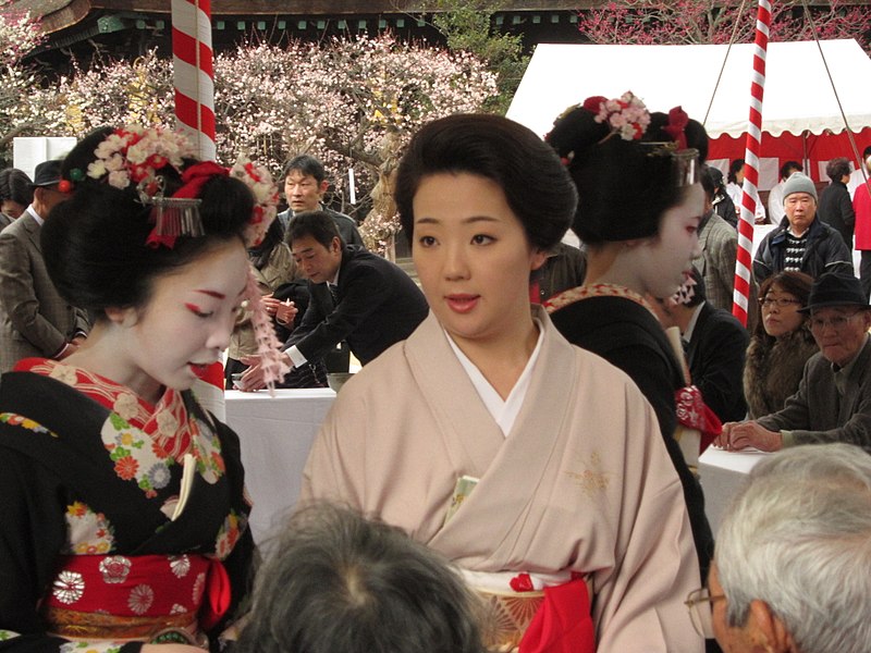 File:Geisha-and-two-maiko.jpg