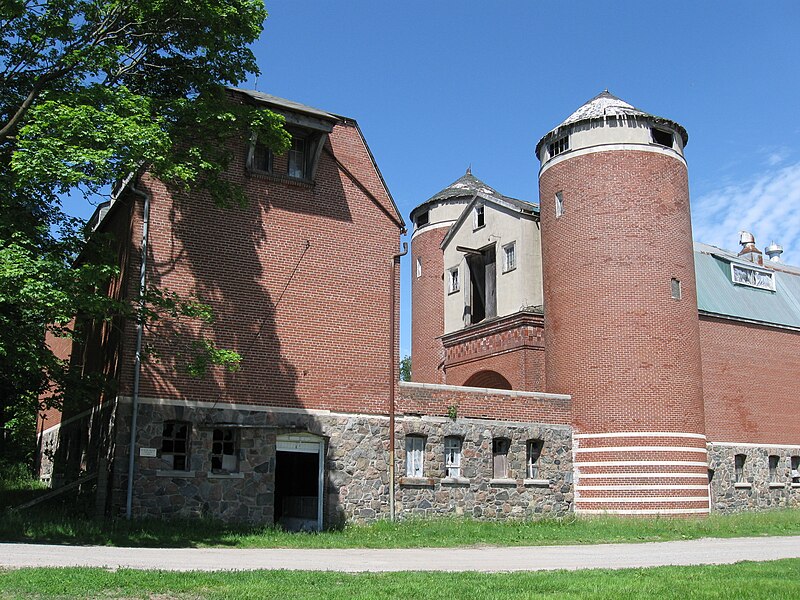 File:Mary Lake Barn.JPG