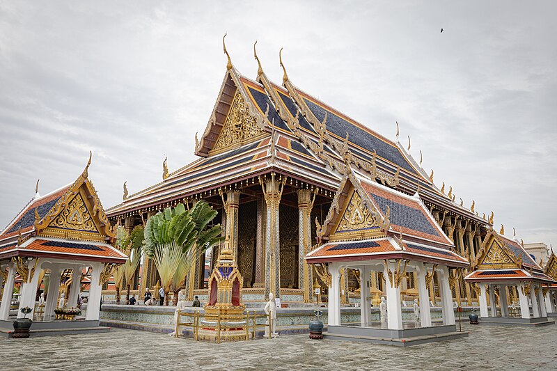 File:พระอุโบสถเเละศาลาราย.jpg