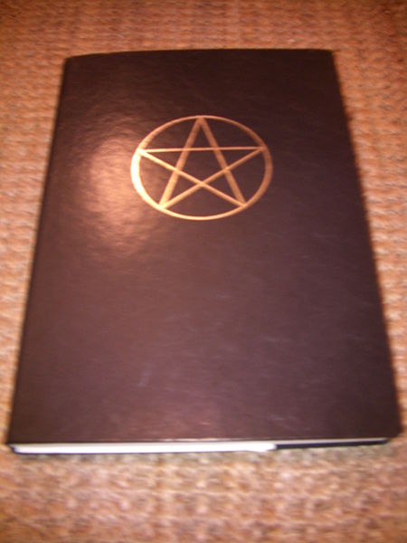 Archivo:Book of Shadows.JPG