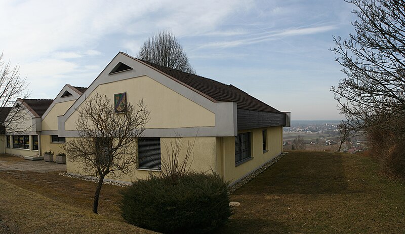 Archivo:Burgauberg-Gemeindehaus.jpg