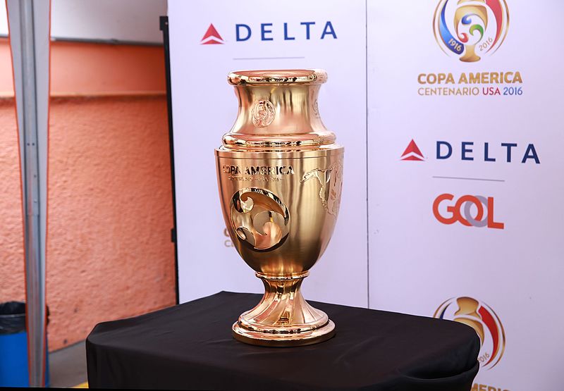 Archivo:Copa America 100 Trophy.jpg