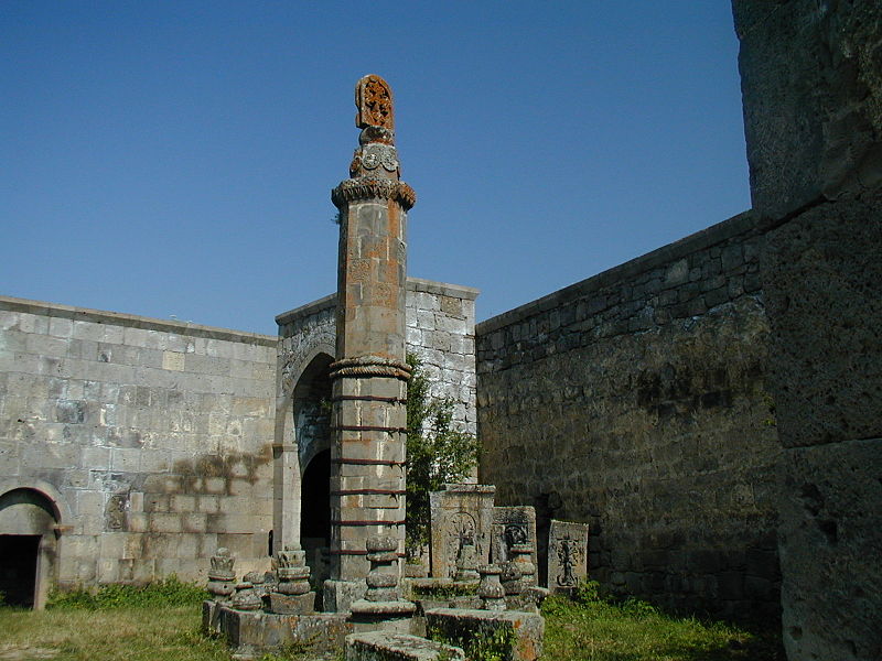 File:Kloster Tatev P1010097.jpg