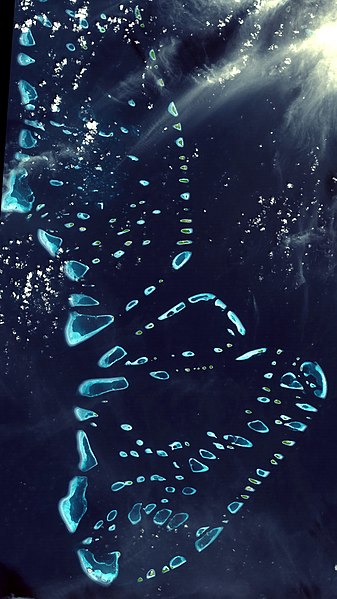 Archivo:Malosmadulu Atolls, Maldives.jpg