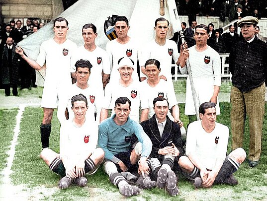 El Valencia FC con la bandera "fundacional" mostrando el escudo con franja azul