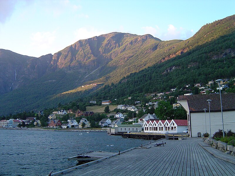 File:Aurlandsvangen.JPG