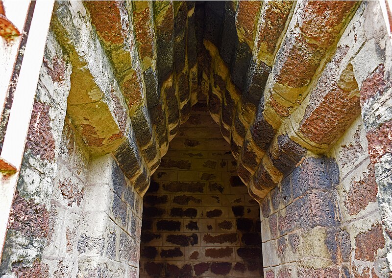 File:Jain -Temple-of-Deulbhirra-entrance-close-up.jpg