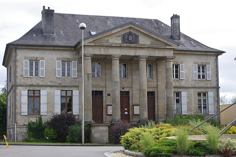 File:Palais-de-justice-de-Bourganeuf-Creuse.jpg