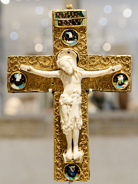 Archivo:Reliquary cross VandA 7943-1862.jpg