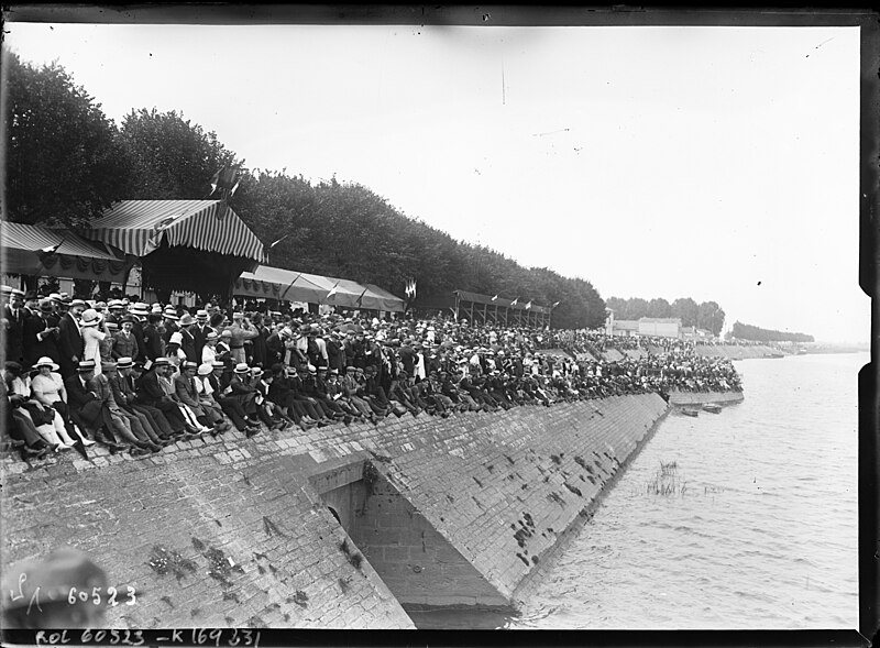 Файл:Vue générale des tribunes.jpeg